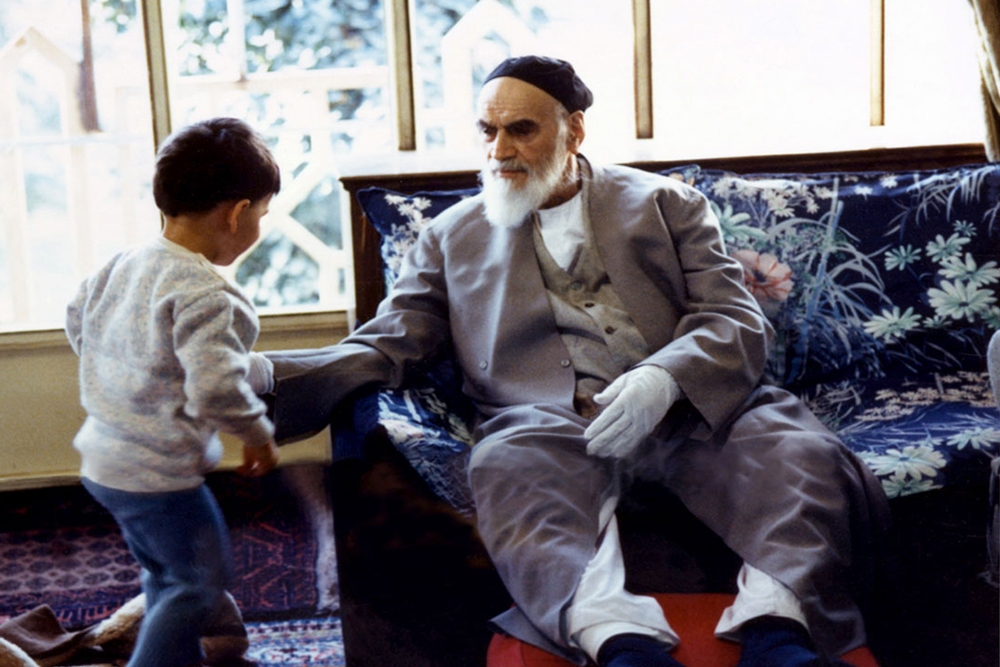 امام خمینی در طول زندگی خود دست چه&zwnj;کسانی را بوسید؟/باید روحانی با لباس روحانیت شهید شود تا مردم بفهمند...