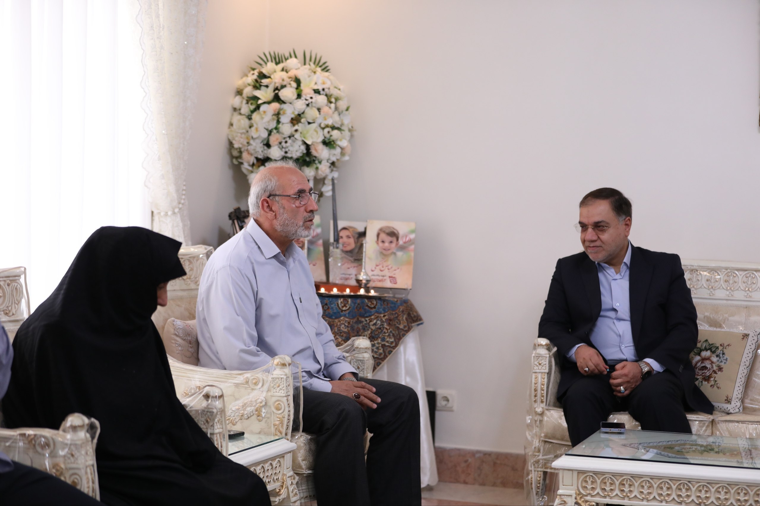 عکس: دیدار عضو دفتر رهبر شهید با خانواده شهیدان اسحاقی