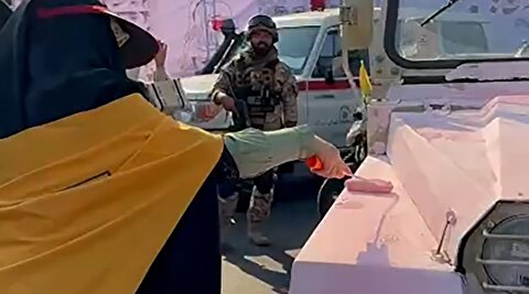 جیپ صورتی سپاه در مهمانی 10 کیلومتری غدیر