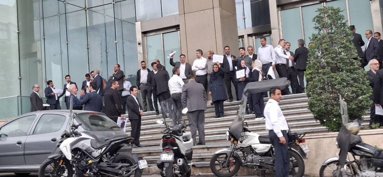 وصله ناجور در بانک ملی؛ بلاتکلیفی کارکنان بانک آینده همچنان ادامه دارد وصله ناجور در بانک ملی؛ بلاتکلیفی کارکنان بانک آینده همچنان ادامه دارد