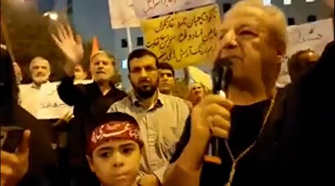 ادعای کارگردان سینما: پزشکیان زیر گلوی آیت الله مجتبی خامنه‌ای شمشیر گذاشته!