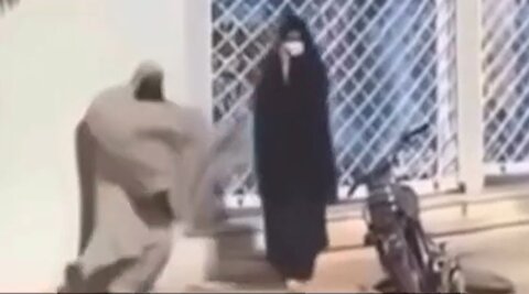 لحظه کشتن یک زن توسط طالبان +18