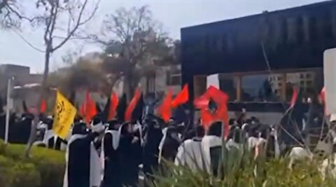 شعار مرگ بر عراقچی بی‌شرف سازشکار توسط افراطی‌ها!