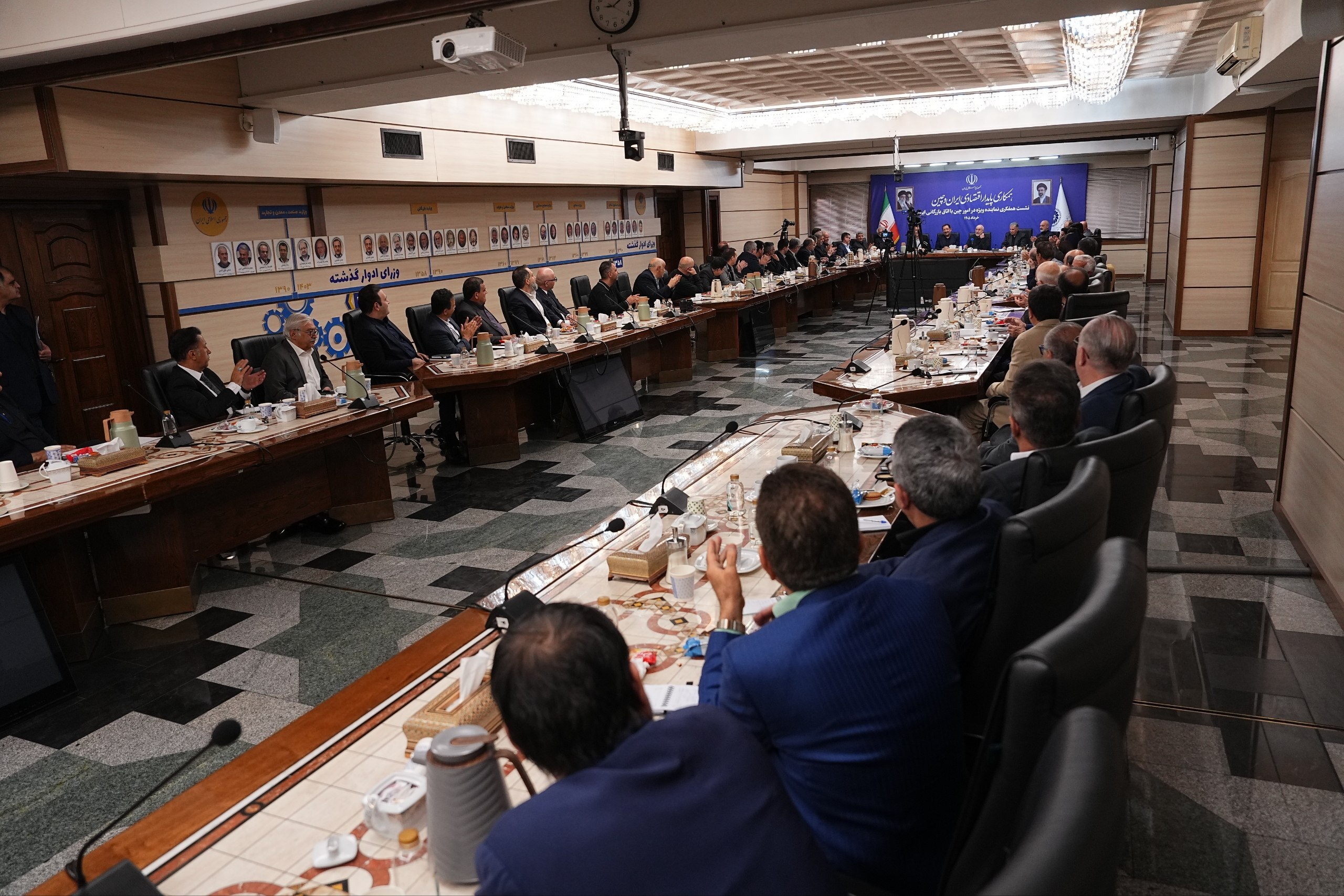 نشست قالیباف با اتاق بازرگانی درباره همکاری با چین نشست قالیباف با اتاق بازرگانی درباره همکاری با چین
