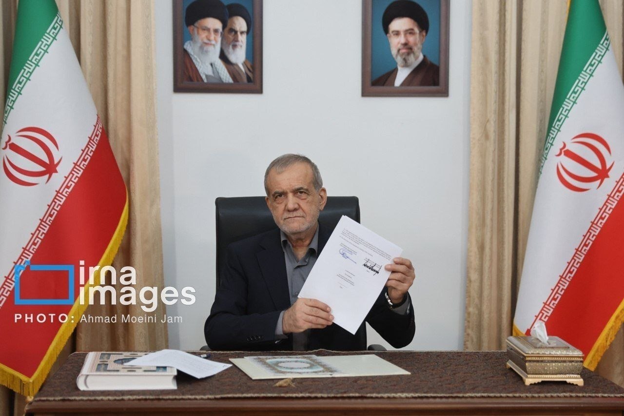 لحظه امضای تفاهم&zwnj;نامه توسط پزشکیان