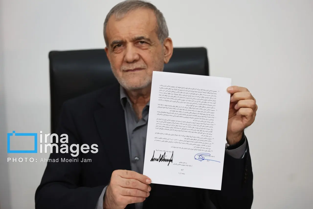 لحظه امضای تفاهم&zwnj;نامه توسط پزشکیان