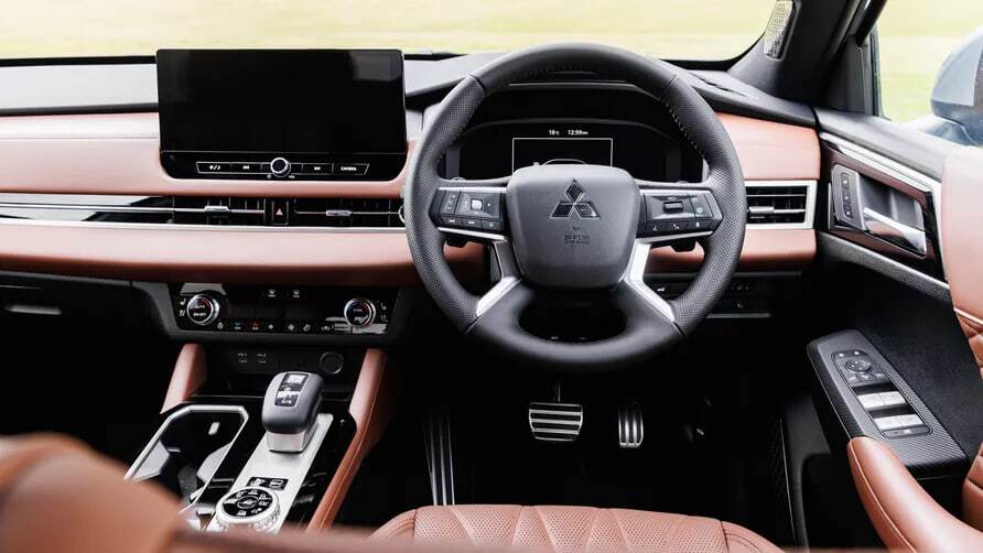 میتسوبیشی اوتلندر PHEV؛ قهرمان بی&zwnj;سروصدایی که عضله ندارد، اما عقل دارد
