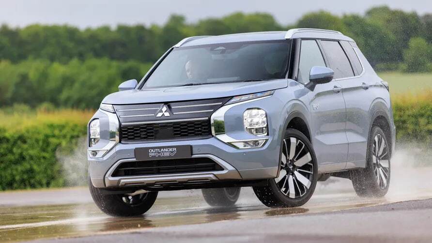 میتسوبیشی اوتلندر PHEV؛ قهرمان بی&zwnj;سروصدایی که عضله ندارد، اما عقل دارد