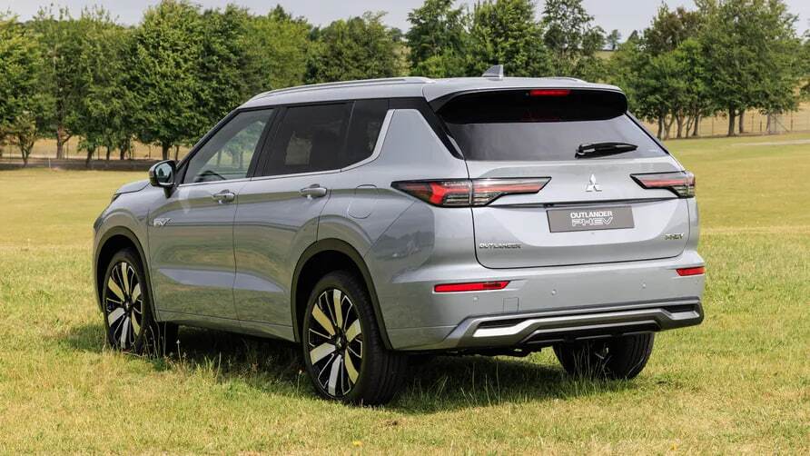 میتسوبیشی اوتلندر PHEV؛ قهرمان بی&zwnj;سروصدایی که عضله ندارد، اما عقل دارد