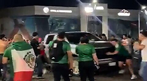 لحظه‌ گرفتن آنتن شبکه خبر از نماینده سوپرانقلابی حین قرائت نامه سری رهبری