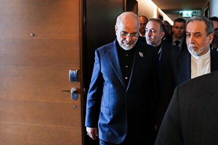 عکس: مشورت هیئت ایرانی  در محل برگزاری مذاکرات