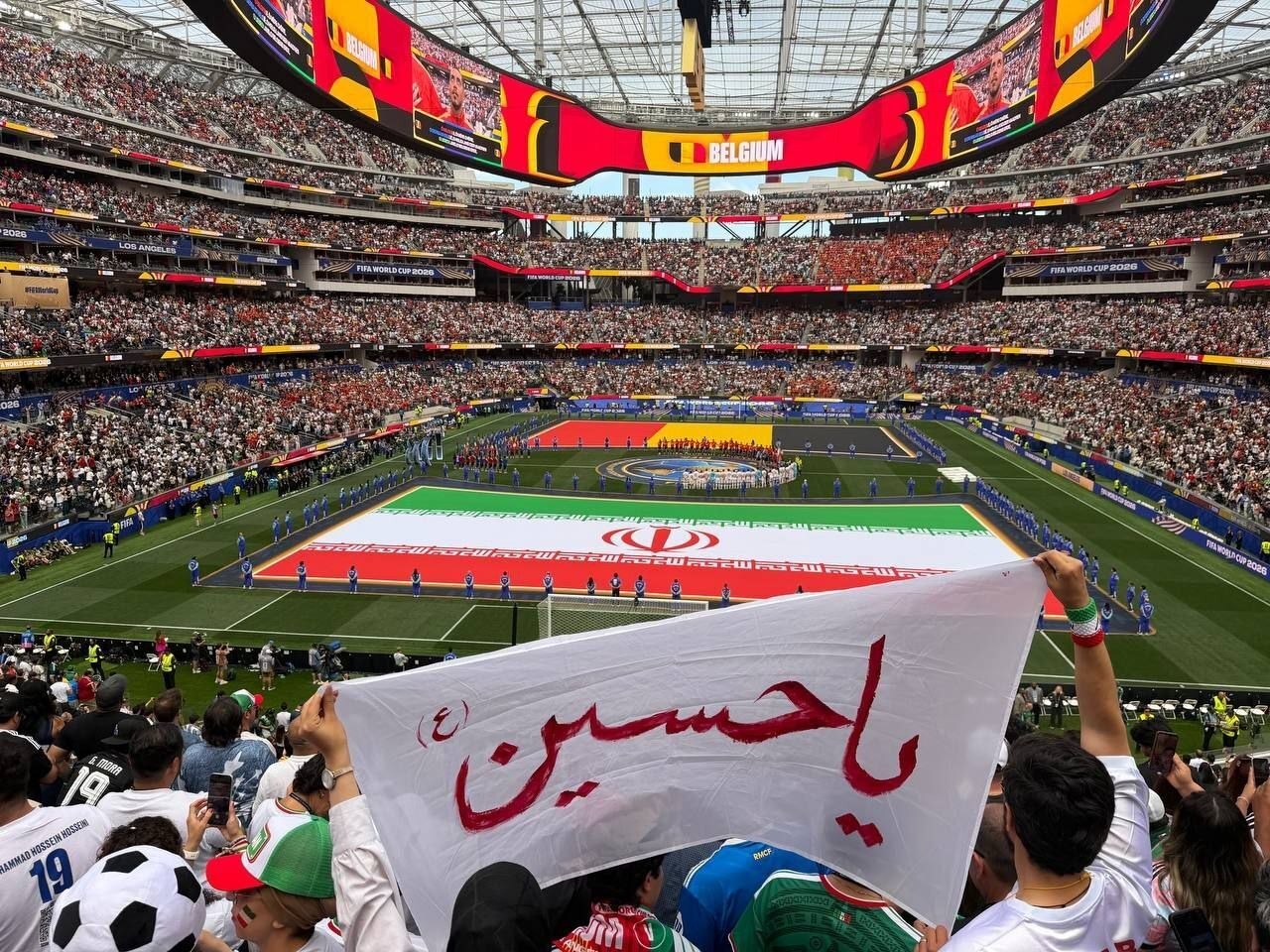 عکس | پرچم «یا حسین» در ورزشگاه لسآنجلس
