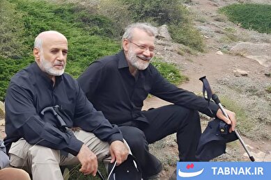 عکس: پنجره‌ای به گذشته; شهید دکتر لاریجانی همراه با سردار شهید غلامعلی رشید در کوه