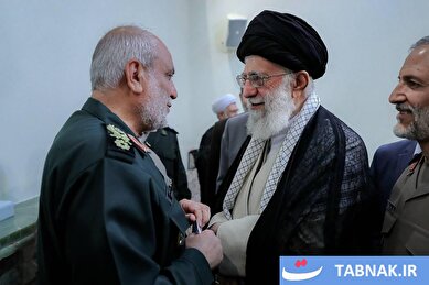 عکس: پنجره‌ای به گذشته; سردار شهید مجید خادمی، در کنار رهبر شهید انقلاب