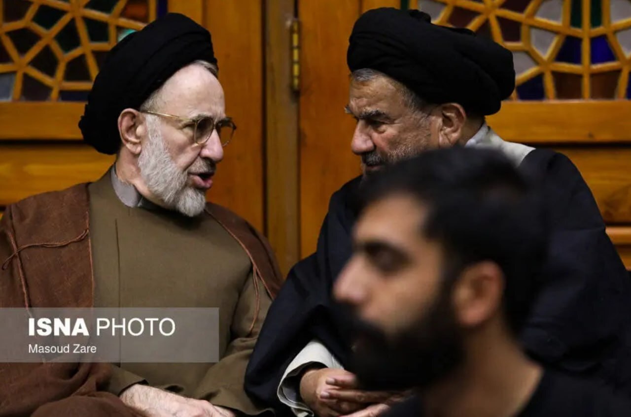 تصاویری از سیدمحمد خاتمی در مراسم ختم خواهرش