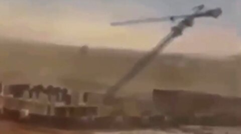 لحظه سقوط تاور کرین بر اثر شدت باد