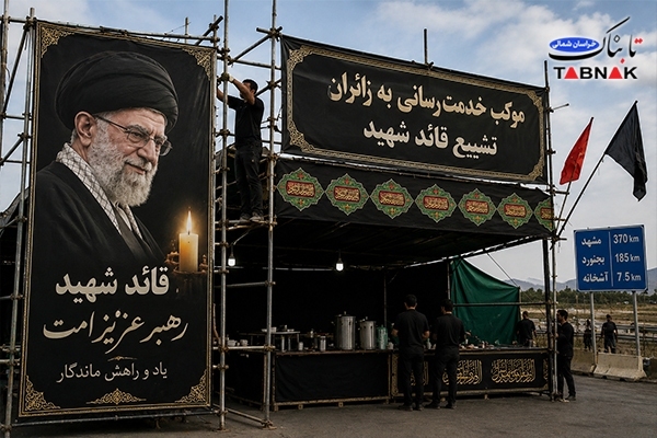 خادمی که داربست موکب زائران را رایگان برپا میکند