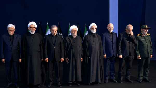 ادای احترام سران قوا و مسئولان ارشد کشور به پیکر مطهر امام شهید ادای احترام سران قوا و مسئولان ارشد کشور به پیکر مطهر امام شهید