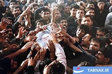 عکس: پنجره‌ای به گذشته؛ از حماسه وداع امام تا بدرقه پیشِ‌رویِ رهبر شهید