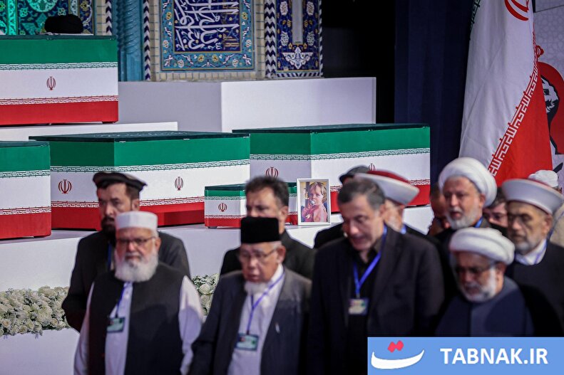عکس: ادای احترام هیأت‌های داخلی و خارجی به پیکر رهبر شهید انقلاب