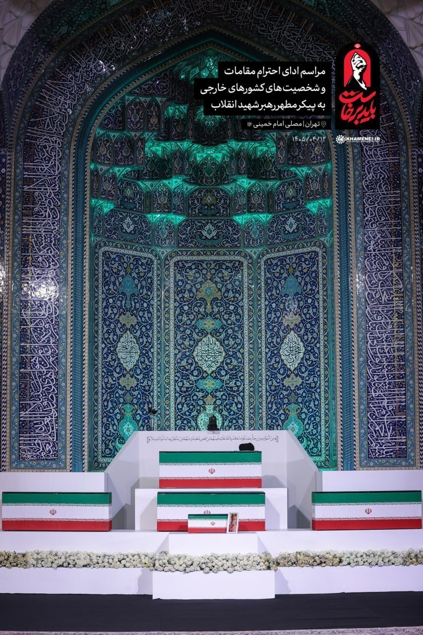 قابی از پیکر رهبر شهید انقلاب و خانواده ایشان