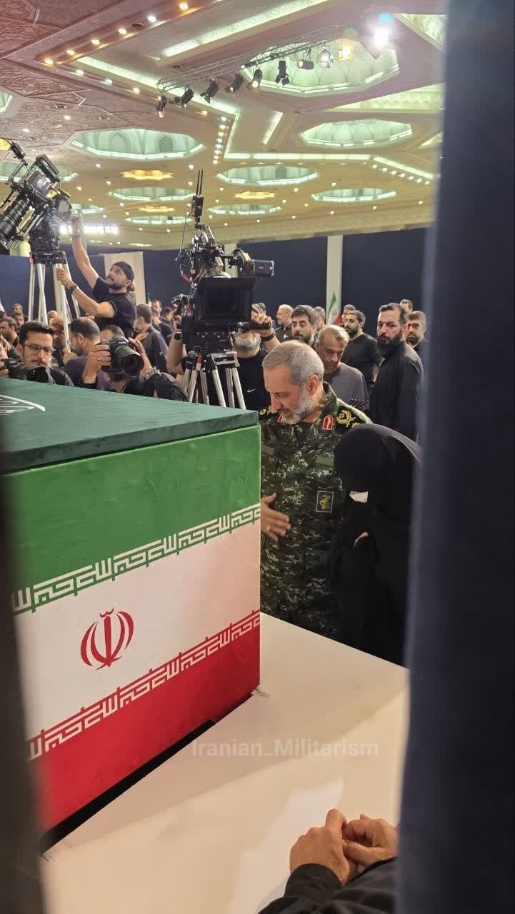 وداع فرمانده هوافضای سپاه با رهبر شهید انقلاب