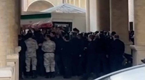 لحظات ورود پیکر رهبر شهید انقلاب به مصلای تهران