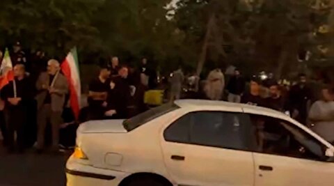 انتظار مردم برای ملاقات آخر با رهبر انقلاب