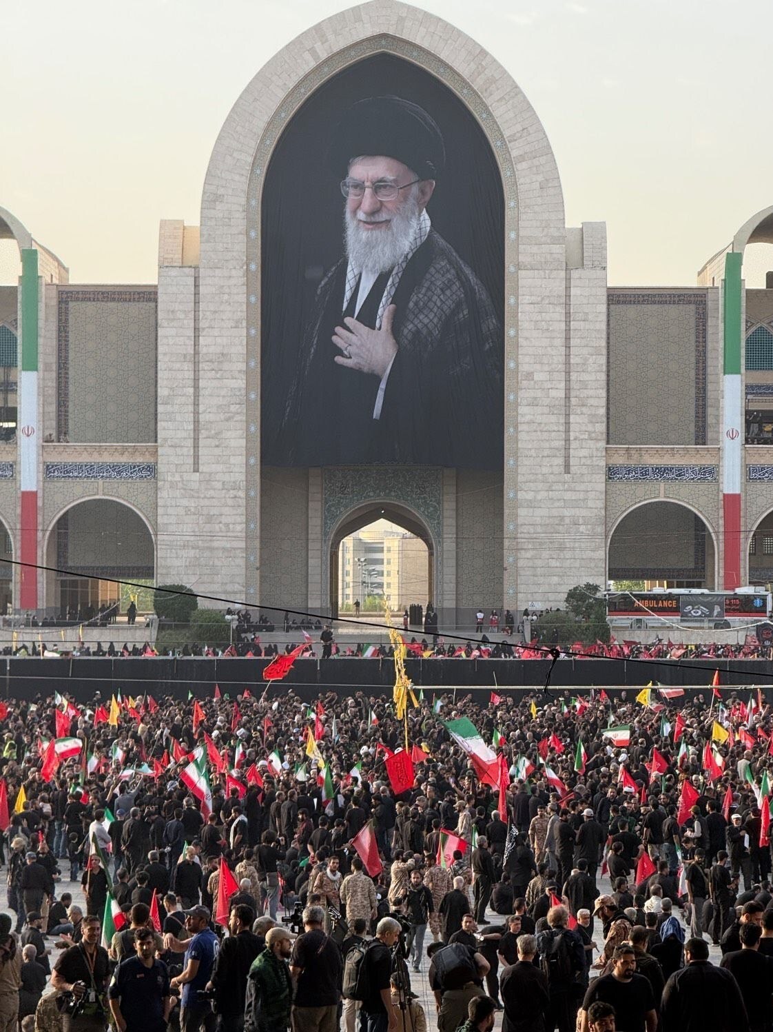 آغاز مراسم وداع مردم با امام شهید امت در مصلی تهران