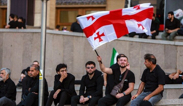 آغاز مراسم وداع مردم با امام شهید امت در مصلی تهران