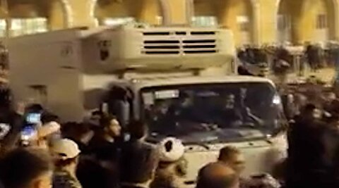تصاویر خودروی حامل پیکر مطهر رهبر شهید در مصلی تهران