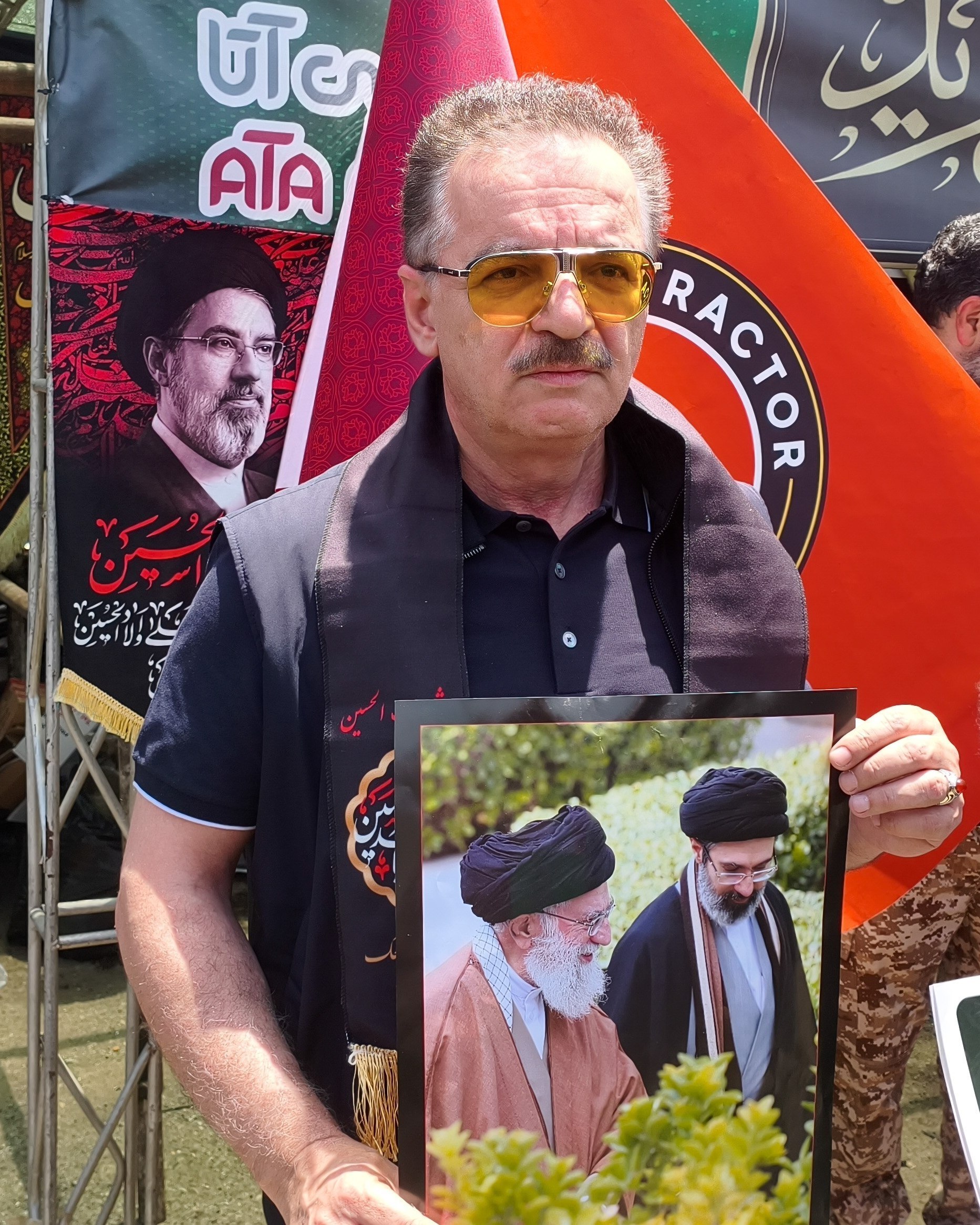 حضور مالک باشگاه تراکتور در مراسم وداع با رهبر شهید حضور مالک باشگاه تراکتور در مراسم وداع با رهبر شهید