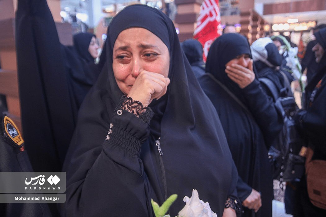 وداع مردم با آقای شهید ایران در مصلی تهران/ چه کسانی بر پیکر رهبر شهید انقلاب نماز می خوانند؟/ بروزرسانی می شود