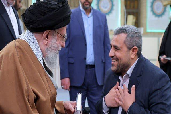 جمله رهبری به شاعری که کتابش را تقدیم کرد؛ «همهاش ترکی است!» جمله رهبری به شاعری که کتابش را تقدیم کرد؛ «همهاش ترکی است!»