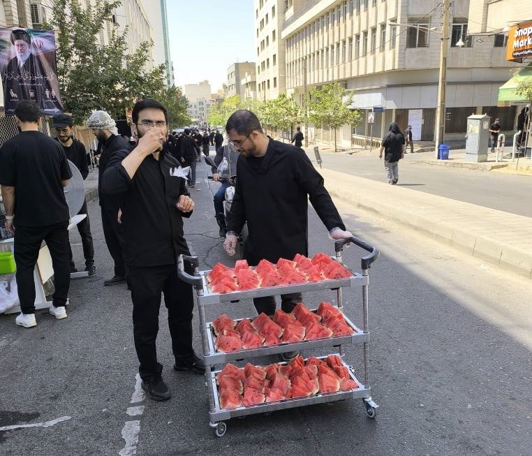 از نماز بر پیکر امام شهید تا قاچهای خنک هندوانه/ تضادی زیبا در اوج اندوه + عکس از نماز بر پیکر امام شهید تا قاچهای خنک هندوانه/ تضادی زیبا در اوج اندوه + عکس