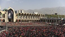 گزارش سی ان ان از مراسم اقامه نماز بر پیکر رهبر شهید ایران؛ گرمای تابستان به چالش کشیده شد