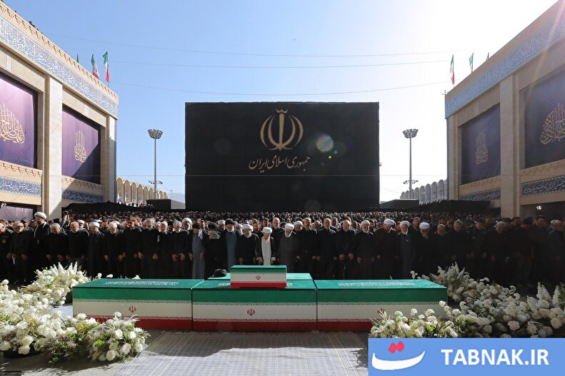 عکس: مراسم اقامه نماز بر پیکر امام شهید امت