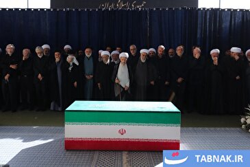 عکس: مراسم اقامه نماز بر پیکر امام شهید امت
