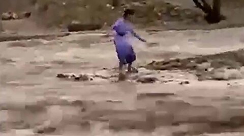 تصاویر نجات یک نوجوان از سیل سرباز با طناب