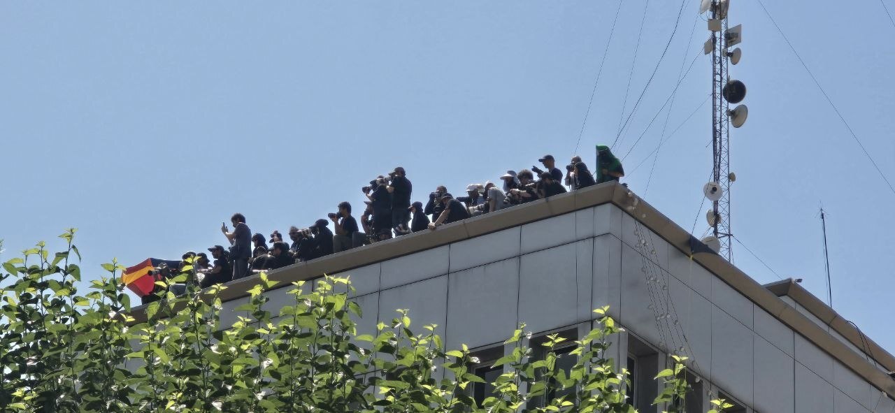 عکس: تلاش خبرنگاران و عکاسان برای پوشش مراسم تشییع