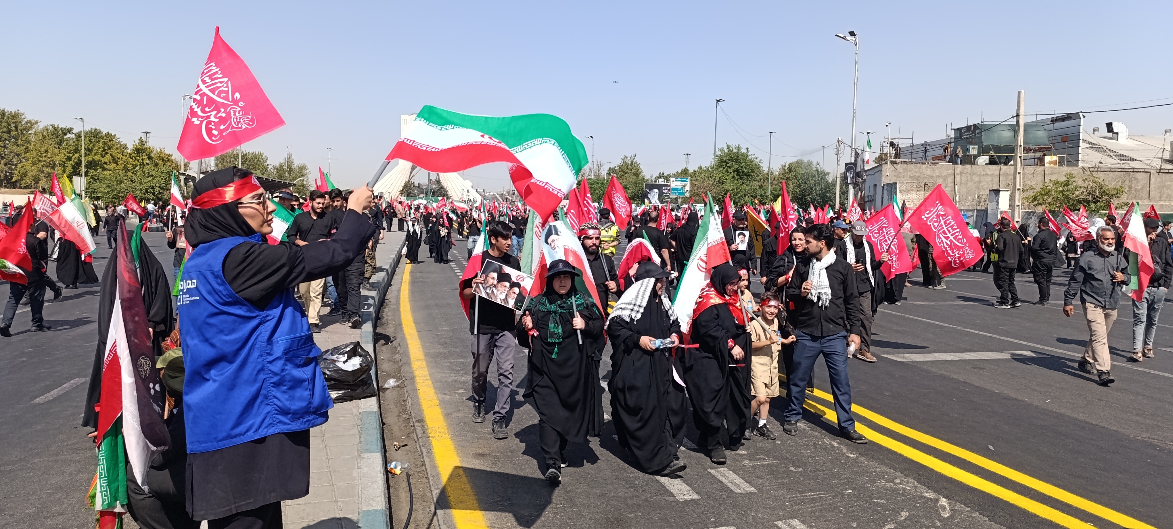 تهران با چشمانی اشک آلود امامش را بدرقه کرد / اشک، شعار و عهد در مسیر وداع