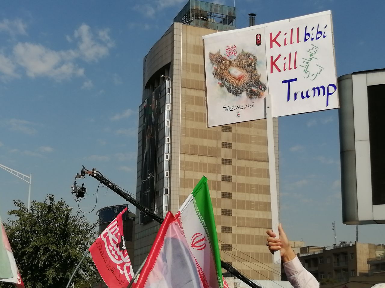 امضای تومار در میان پرچم&zwnj;های سرخ انتقام؛ در خیابان خون به پا شد/ سوخت موشک در میان تشییع کنندگان + تصاویر
