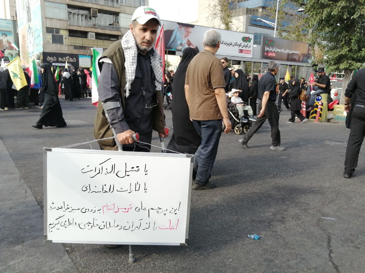 امضای تومار در میان پرچم&zwnj;های سرخ انتقام؛ در خیابان خون به پا شد/ سوخت موشک در میان تشییع کنندگان + تصاویر