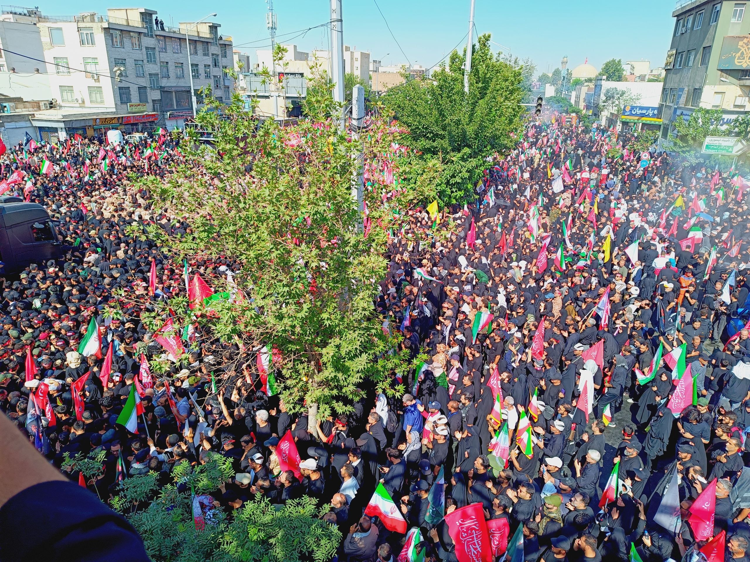 امضای تومار در میان پرچم&zwnj;های سرخ انتقام؛ در خیابان خون به پا شد/ سوخت موشک در میان تشییع کنندگان + تصاویر