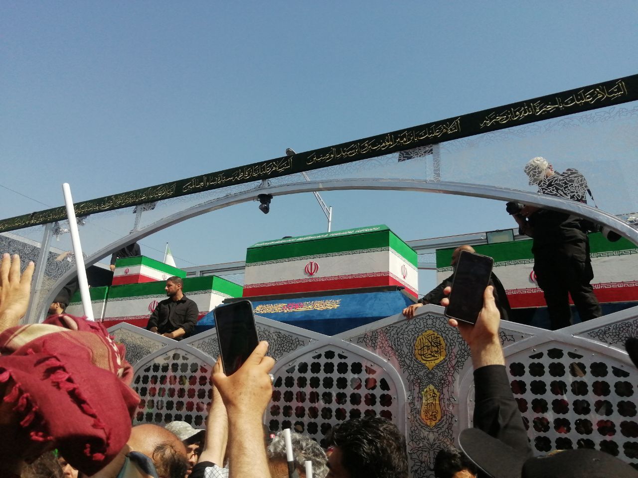 امضای تومار در میان پرچم&zwnj;های سرخ انتقام؛ در خیابان خون به پا شد/ سوخت موشک در میان تشییع کنندگان + تصاویر
