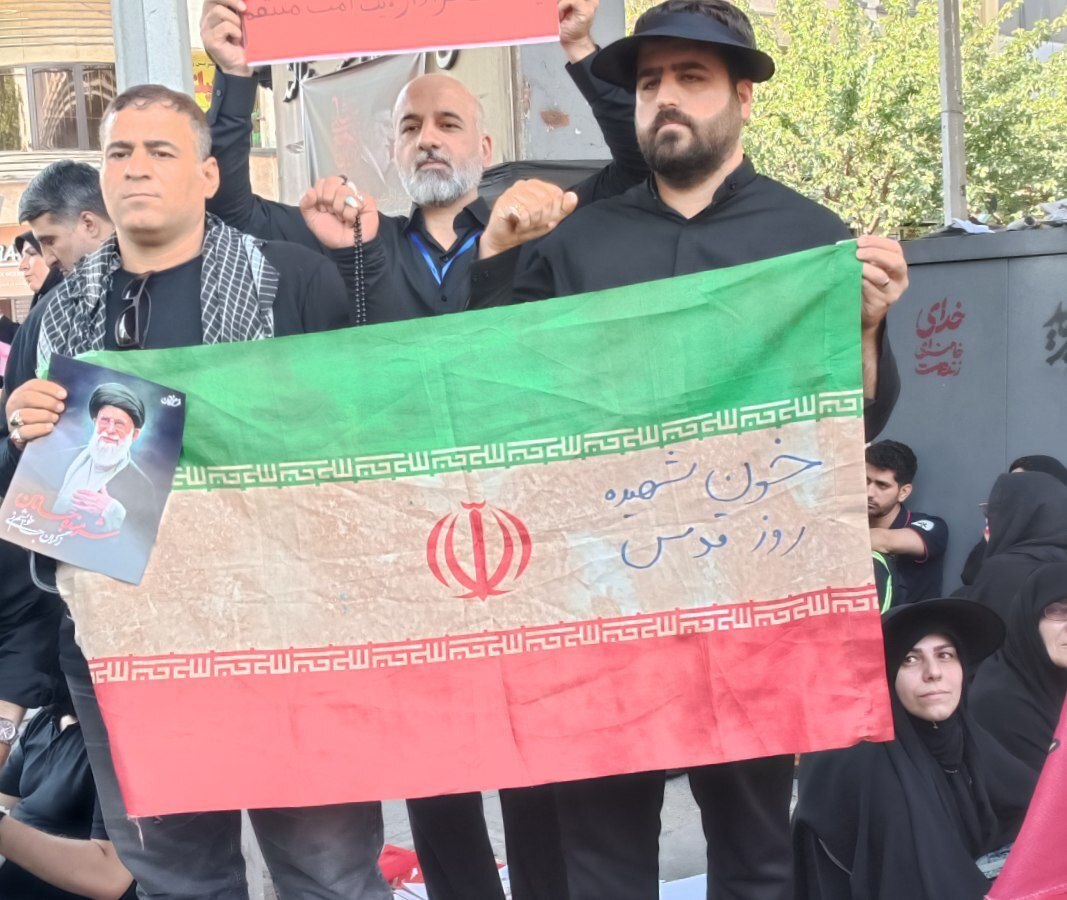 امضای تومار در میان پرچم&zwnj;های سرخ انتقام؛ در خیابان خون به پا شد/ سوخت موشک در میان تشییع کنندگان + تصاویر