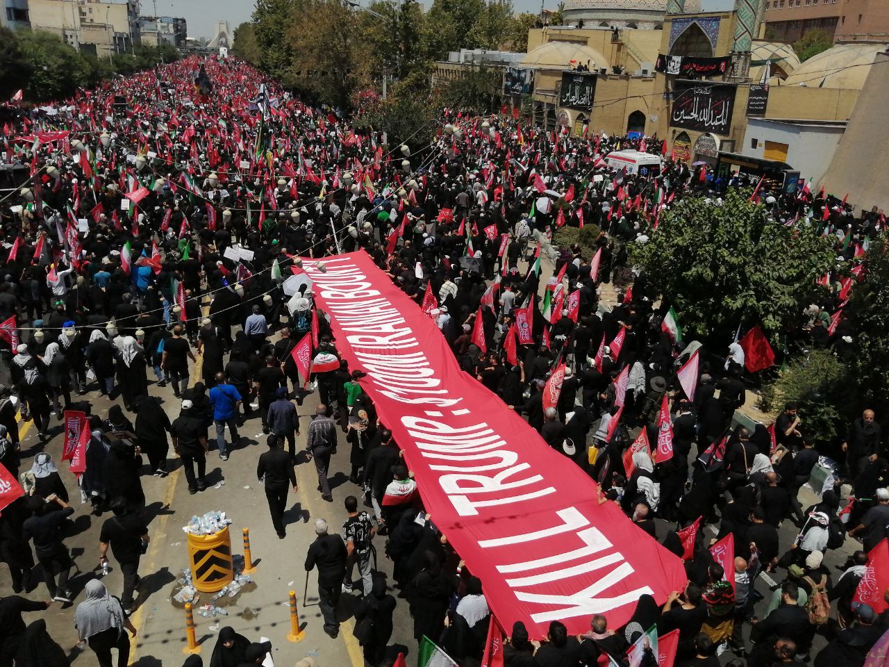 امضای تومار در میان پرچم&zwnj;های سرخ انتقام؛ در خیابان خون به پا شد/ سوخت موشک در میان تشییع کنندگان + تصاویر