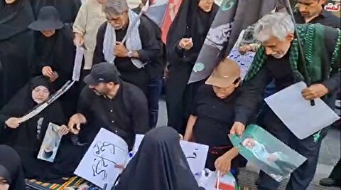 پلاکارد‌نویسی در مراسم تشییع پیکر رهبر شهید انقلاب