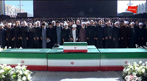 لحظات اقامه نماز بر پیکر رهبر شهید انقلاب