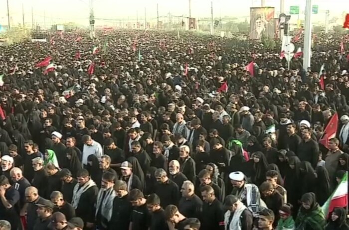 آغاز مراسم تشییع رهبر شهید به سمت حرم حضرت معصومه